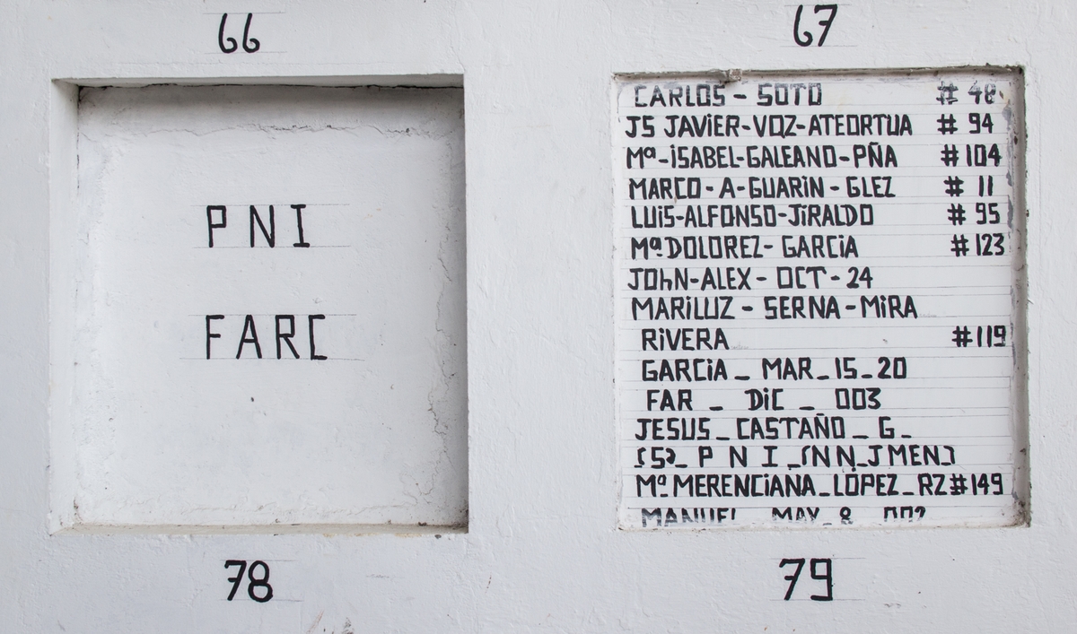 Bóveda del cementerio de Cocorná en el que reposan los restos de 14 personas, incluída una persona registrada como PNI y otra como ‘FAR’. Fotografía: Juan Carlos Contreras Medina.