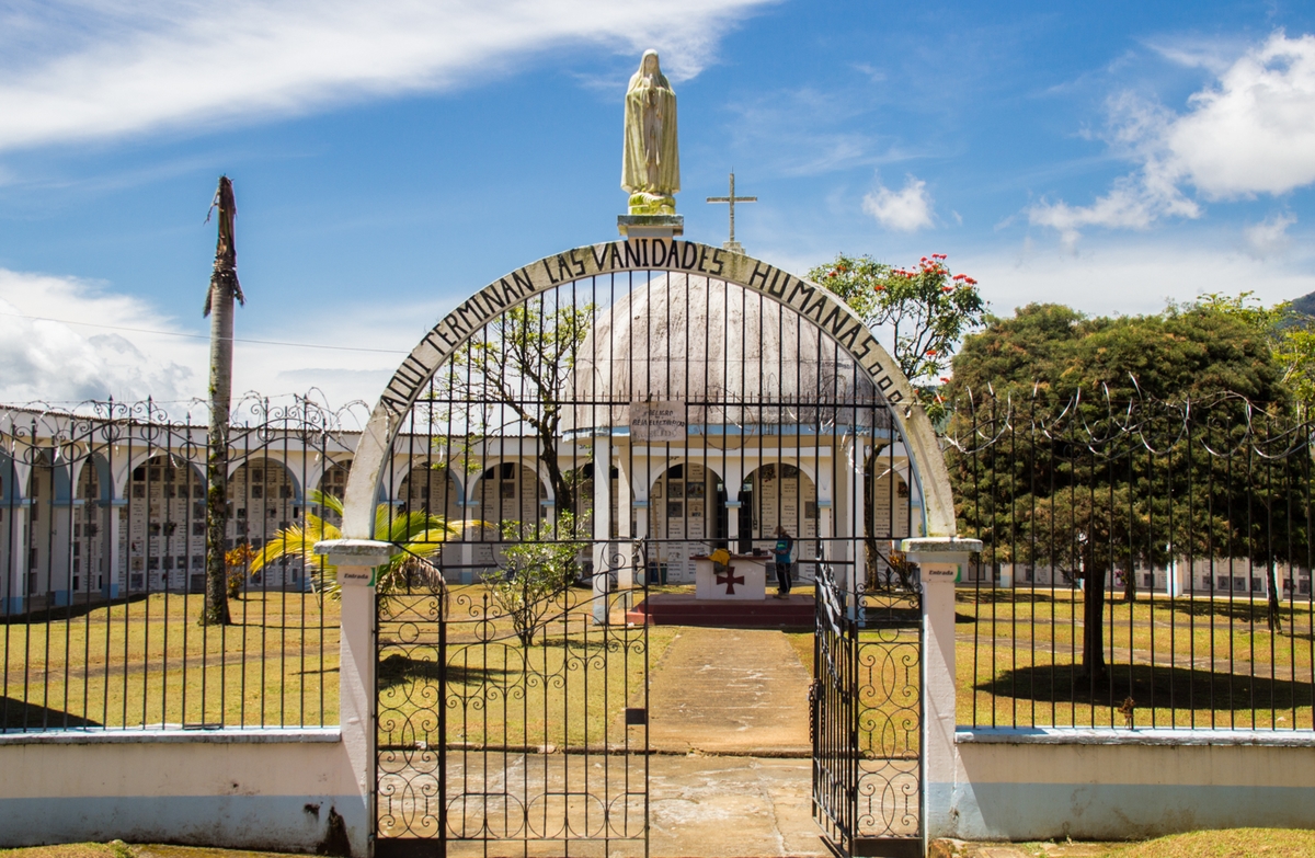Entrada del cementerio de Cocorná, Antioquia, en el que reposan los cuerpos de más de 100 personas no identificadas. Fotografía: Juan Carlos Contreras Medina.